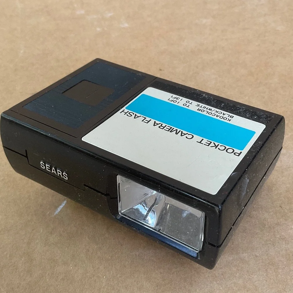 🎥 Vintage Pocket Camera Flash 🎥